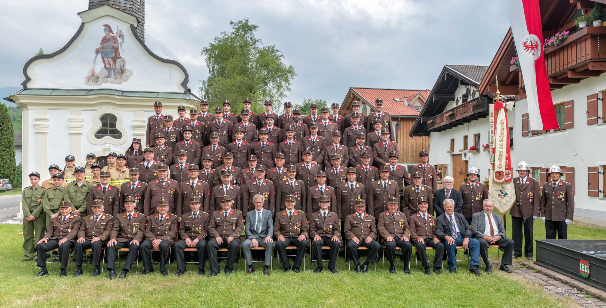 Teil der Mannschaft der Freiwilligen Feuerwehr vor dem Stützpunkt in Reutte