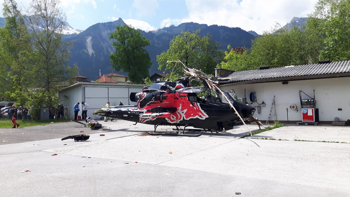 Zerstörter Hubschrauber nach Gebäude touchierung