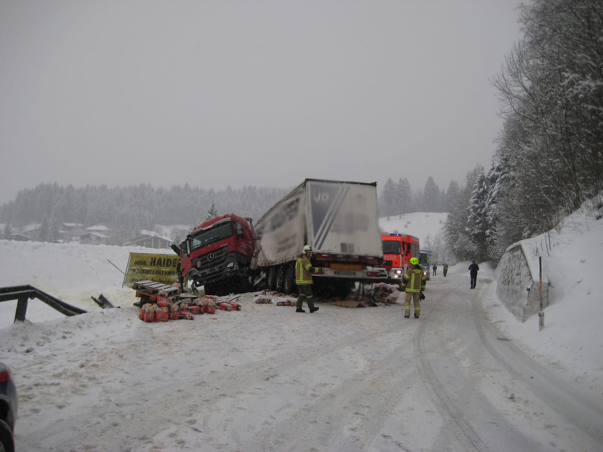 LKW Sattelzug hängt im Graben der B179 Fernpass Straße