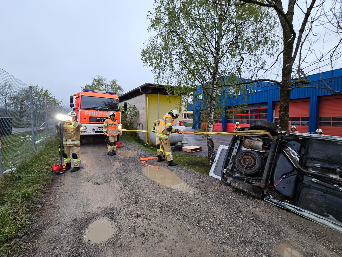 Übung: Verkehrsunfall - Abgestürztes Auto