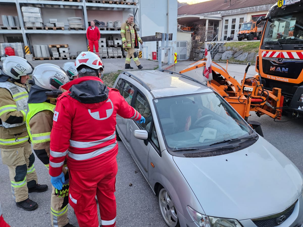 Übung Verkehrsunfall: PKW gegen Schneeräumfahrzeug