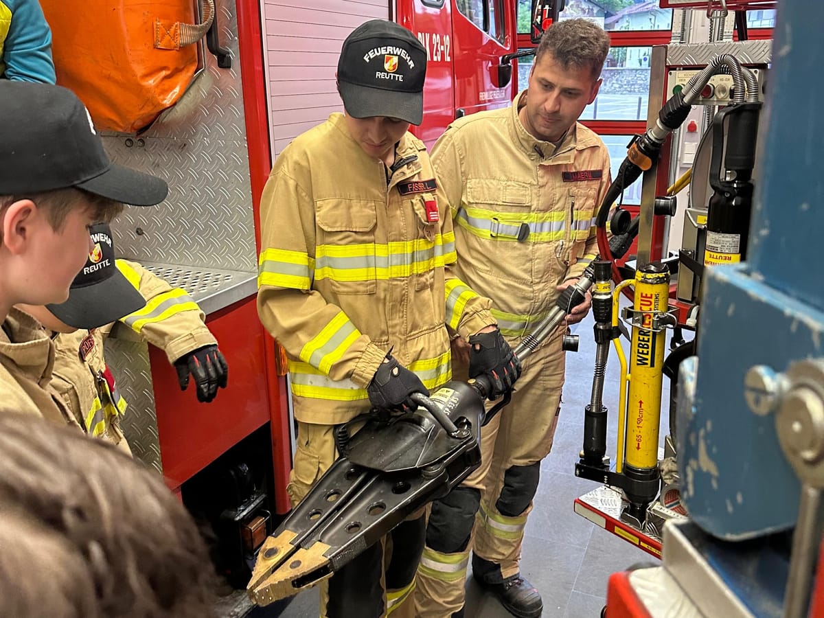 Praxisübungen unserer Jugendfeuerwehr: Löschangriff und Gerätekunde
